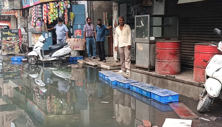 न पी सकते हैं, न नहा सकते हैं... दिल्ली के हरिनगर के लोगों का दूषित पानी को लेकर फूटा गुस्सा