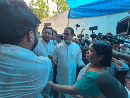 बिहार बंटी यादव के परिजनों से मिले प्रशांत किशोर; न्याय दिलाने का दिलाया भरोसा, दोषियों पर कार्रवाई की मांग बिहार बंटी यादव के परिजनों से मिले प्रशांत किशोर; न्याय दिलाने का दिलाया भरोसा, दोषियों पर कार्रवाई की मांग