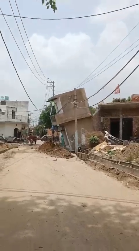ग्रेटर नोएडा के तिलपता में नाले की खुदाई के दौरान बड़ा हादसा, निर्माणाधीन दो मंजिला मकान और दुकान गिरे ग्रेटर नोएडा के तिलपता में नाले की खुदाई के दौरान बड़ा हादसा, निर्माणाधीन दो मंजिला मकान और दुकान गिरे