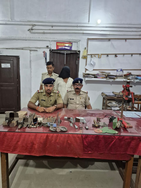बिहार सारण में अवैध हथियार फैक्ट्री का भंडाफोड़, दो पिस्टल और हथियार बनाने के उपकरण के साथ एक गिरफ्तार बिहार सारण में अवैध हथियार फैक्ट्री का भंडाफोड़, दो पिस्टल और हथियार बनाने के उपकरण के साथ एक गिरफ्तार