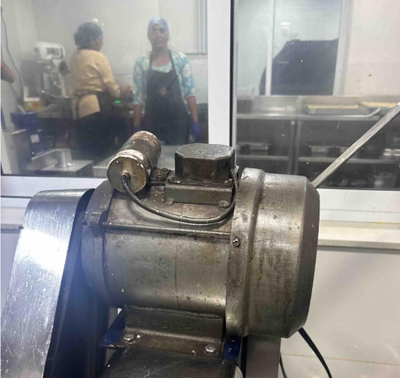 मुंबई की डेयरी फार्म का लाइसेंस निलंबित, एफडीए को मिलीं गंभीर खाद्य सुरक्षा खामियां मुंबई की डेयरी फार्म का लाइसेंस निलंबित, एफडीए को मिलीं गंभीर खाद्य सुरक्षा खामियां