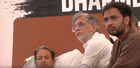 सोनम वांगचुक से मिले पवन खेड़ा; बोले-जान जोखिम में न डालें, यह सरकार लोकतांत्रिक विरोध नहीं सुनती सोनम वांगचुक से मिले पवन खेड़ा; बोले-जान जोखिम में न डालें, यह सरकार लोकतांत्रिक विरोध नहीं सुनती