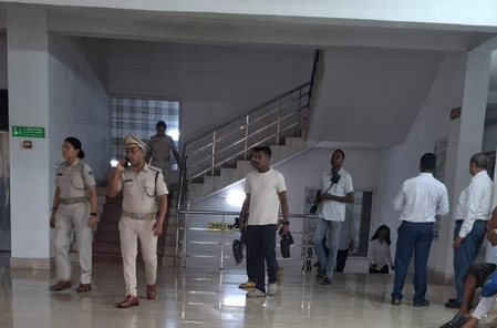 ओडिशाः बम की धमकी मिलने के बाद झारसुगुडा कोर्ट कॉम्प्लेक्स को खाली कराया गया ओडिशाः बम की धमकी मिलने के बाद झारसुगुडा कोर्ट कॉम्प्लेक्स को खाली कराया गया