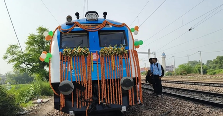 भारत के पहले हाइड्रोजन पैसेंजर ट्रेन को नेताओं ने बताया ग्रीन भविष्य की शुरुआत भारत के पहले हाइड्रोजन पैसेंजर ट्रेन को नेताओं ने बताया ग्रीन भविष्य की शुरुआत