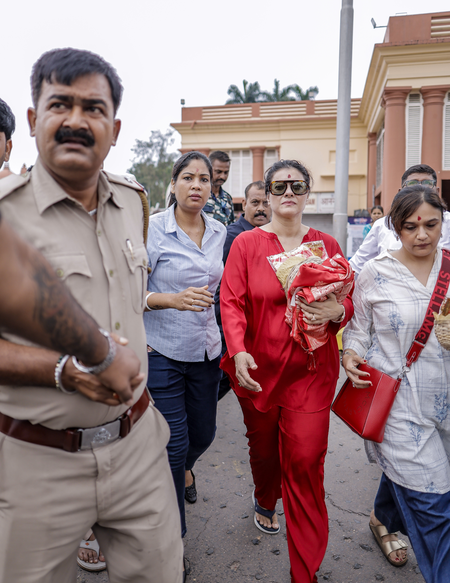 कोलकाता के दक्षिणेश्वर मंदिर में काजोल ने टेका माथा, मां काली से लिया आशीर्वाद कोलकाता के दक्षिणेश्वर मंदिर में काजोल ने टेका माथा, मां काली से लिया आशीर्वाद