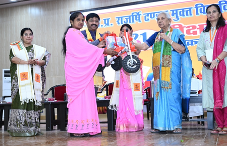 शिक्षा केवल डिग्री नहीं, समाज और राष्ट्र के प्रति दायित्व का संकल्प आनंदीबेन पटेल शिक्षा केवल डिग्री नहीं, समाज और राष्ट्र के प्रति दायित्व का संकल्प आनंदीबेन पटेल