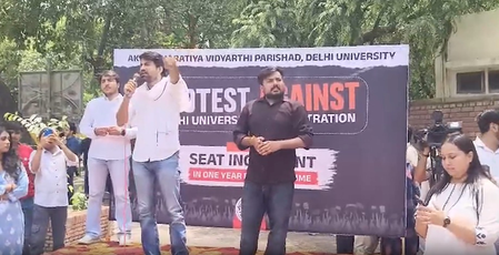 दिल्ली यूनिवर्सिटी में वन ईयर पीजी कोर्स को लेकर एबीवीपी का प्रदर्शन, सीटें बढ़ाने की मांग