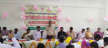 बिहार ग्रामीण श्रमिक प्रशिक्षण शिविर में श्रमिकों को श्रम कानूनों एवं योजनाओं की जानकारी गई बिहार ग्रामीण श्रमिक प्रशिक्षण शिविर में श्रमिकों को श्रम कानूनों एवं योजनाओं की जानकारी गई