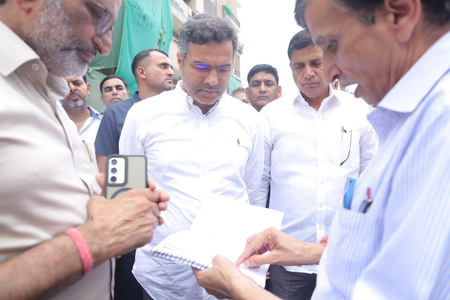 दिल्ली जलभराव के समाधान के लिए पीडब्ल्यूडी मंत्री ने छतरपुर का निरीक्षण किया दिल्ली जलभराव के समाधान के लिए पीडब्ल्यूडी मंत्री ने छतरपुर का निरीक्षण किया