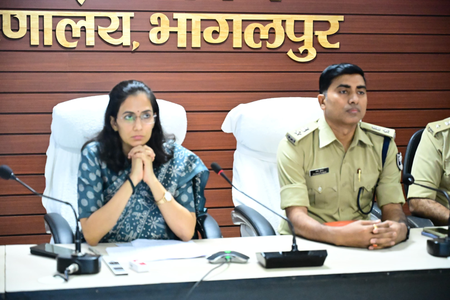 बिहार जिलाधिकारी जनता दरबार में सुनी आमजन की समस्याएं, त्वरित निष्पादन के दिए निर्देश बिहार जिलाधिकारी जनता दरबार में सुनी आमजन की समस्याएं, त्वरित निष्पादन के दिए निर्देश