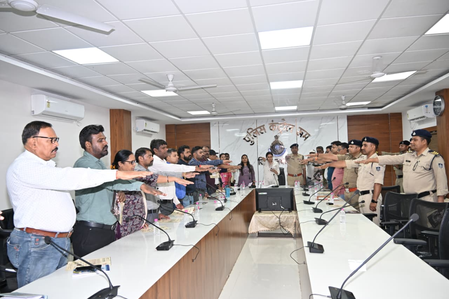 जबलपुर नशे से दूरी अभियान, अधिकारियों ने ली शपथ, स्कूलों के पास गुटखा-सिगरेट पर कार्रवाई जबलपुर नशे से दूरी अभियान, अधिकारियों ने ली शपथ, स्कूलों के पास गुटखा-सिगरेट पर कार्रवाई