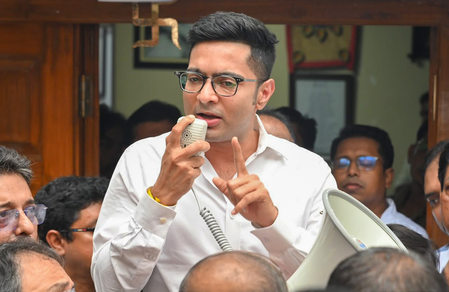 बंगाल भाजपा नेताओं ने अभिषेक बनर्जी के खिलाफ शिकायत दर्ज कराई बंगाल भाजपा नेताओं ने अभिषेक बनर्जी के खिलाफ शिकायत दर्ज कराई