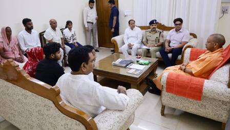 दलित छात्रा ललिता गौतम के परिजनों से मिले सीएम योगी, घटना पर जताया दुख, कहा- दोषी बचेंगे नहीं दलित छात्रा ललिता गौतम के परिजनों से मिले सीएम योगी, घटना पर जताया दुख, कहा- दोषी बचेंगे नहीं