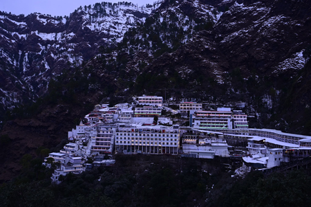 अमरनाथ के बाद अब वैष्णो देवी यात्रा भी स्थगित, खराब मौसम बना बाधा अमरनाथ के बाद अब वैष्णो देवी यात्रा भी स्थगित, खराब मौसम बना बाधा