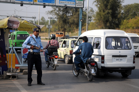 पाकिस्तान में ईंधन संकट: पेट्रोल-डीजल के दाम बढ़ते ही महंगा हुआ सफर और माल परिवहन पाकिस्तान में ईंधन संकट: पेट्रोल-डीजल के दाम बढ़ते ही महंगा हुआ सफर और माल परिवहन