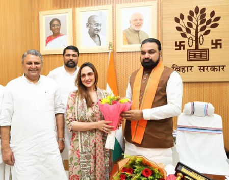 Hema Malini shares glimpse of daughter Esha Deol’s meeting with Bihar CM Hema Malini shares glimpse of daughter Esha Deol’s meeting with Bihar CM