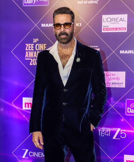 Akshay Kumar almost falls down during walk with Saif Ali Khan, Taimur in London Akshay Kumar almost falls down during walk with Saif Ali Khan, Taimur in London