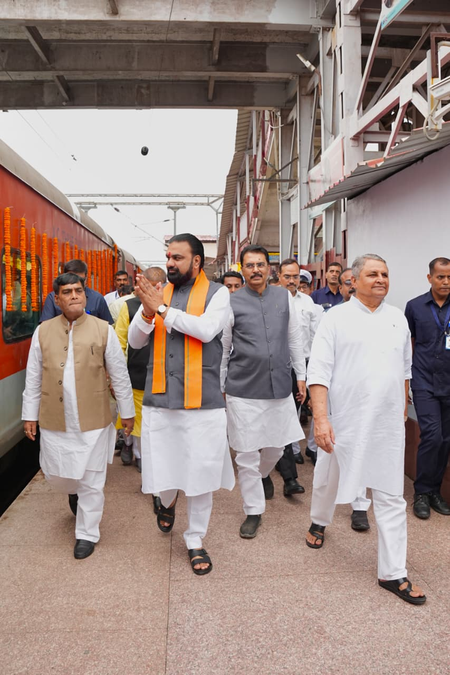 बिहार पटना से सोमनाथ के लिए रवाना हुई 1,150 श्रद्धालुओं की विशेष ट्रेन, सीएम सम्राट ने दिखाई हरी झंडी बिहार पटना से सोमनाथ के लिए रवाना हुई 1,150 श्रद्धालुओं की विशेष ट्रेन, सीएम सम्राट ने दिखाई हरी झंडी