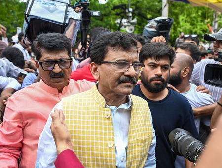 संजय राउत का महाराष्ट्र के सीएम पर निशाना, बोले- सीईसी का बचाव कर रहे देवेंद्र फडणवीस संजय राउत का महाराष्ट्र के सीएम पर निशाना, बोले- सीईसी का बचाव कर रहे देवेंद्र फडणवीस