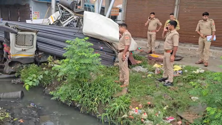 ग्रेटर नोएडा में सरिया से भरा ट्रक नाले में पलटा, चालक की दर्दनाक मौत, दो घंटे तक चला रेस्क्यू ऑपरेशन ग्रेटर नोएडा में सरिया से भरा ट्रक नाले में पलटा, चालक की दर्दनाक मौत, दो घंटे तक चला रेस्क्यू ऑपरेशन