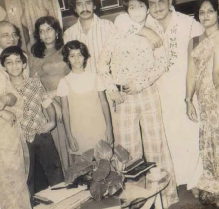 आनंद बख्शी की जयंती पर पोते आदित्य दत्त ने किया याद, पुरानी फैमिली फोटो शेयर कर लिखा नोट आनंद बख्शी की जयंती पर पोते आदित्य दत्त ने किया याद, पुरानी फैमिली फोटो शेयर कर लिखा नोट