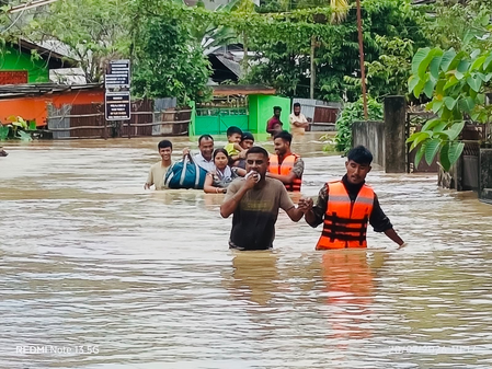 असम में सेना का ऑपरेशन जल राहत शुरू, बाढ़ से 150 लोगों को बचाया असम में सेना का ऑपरेशन जल राहत शुरू, बाढ़ से 150 लोगों को बचाया