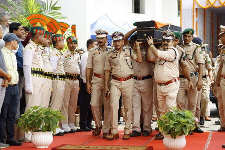 त्रिपुरा के डीजीपी अनुराग को अंतिम विदाई, बुधवार को यूपी में होगा अंतिम संस्कार; त्रिपुरा में एक दिन का शोक त्रिपुरा के डीजीपी अनुराग को अंतिम विदाई, बुधवार को यूपी में होगा अंतिम संस्कार; त्रिपुरा में एक दिन का शोक