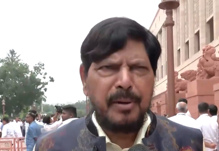 एनडीए के सांसदों ने विपक्ष द्वारा संसद ने चलने देने का लगाया आरोप, कहा-सरकार बात करने के लिए तैयार एनडीए के सांसदों ने विपक्ष द्वारा संसद ने चलने देने का लगाया आरोप, कहा-सरकार बात करने के लिए तैयार