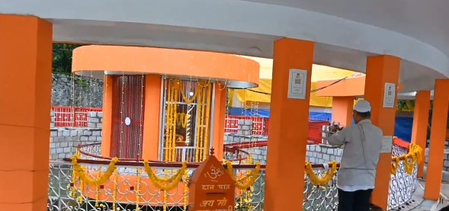 जम्मू-कश्मीर के मुख्य सचिव ने अनंतनाग स्थित उमा भगवती मंदिर में प्रतिष्ठान दिवस समारोह में लिया हिस्सा जम्मू-कश्मीर के मुख्य सचिव ने अनंतनाग स्थित उमा भगवती मंदिर में प्रतिष्ठान दिवस समारोह में लिया हिस्सा