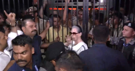 सोनिया गांधी दिल्ली स्थित मंदिर मार्ग थाने पहुंचीं, बेटी प्रियंका से की मुलाकात सोनिया गांधी दिल्ली स्थित मंदिर मार्ग थाने पहुंचीं, बेटी प्रियंका से की मुलाकात