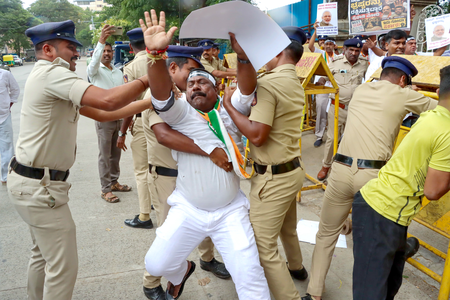 दिल्ली छात्र प्रदर्शन के दौरान केरल के मंत्री पी.सी. विष्णुनाथ हिरासत में, कांग्रेस ने पुलिस कार्रवाई की निंदा की दिल्ली छात्र प्रदर्शन के दौरान केरल के मंत्री पी.सी. विष्णुनाथ हिरासत में, कांग्रेस ने पुलिस कार्रवाई की निंदा की
