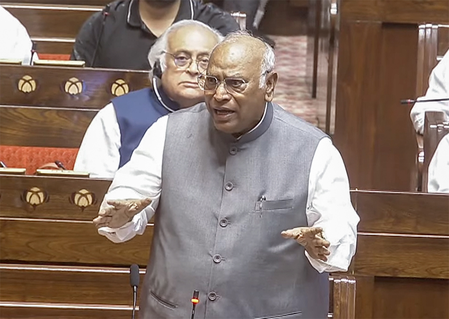 निष्पक्ष चर्चा तभी संभव, जब शिक्षा मंत्री इस्तीफा देंः खड़गे निष्पक्ष चर्चा तभी संभव, जब शिक्षा मंत्री इस्तीफा देंः खड़गे