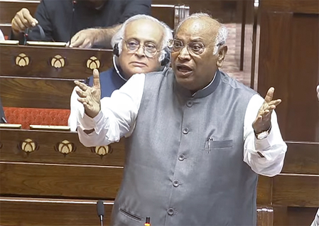 सदन में निष्पक्ष चर्चा तभी संभव है जब शिक्षा मंत्री इस्तीफा देंः खड़गे सदन में निष्पक्ष चर्चा तभी संभव है जब शिक्षा मंत्री इस्तीफा देंः खड़गे