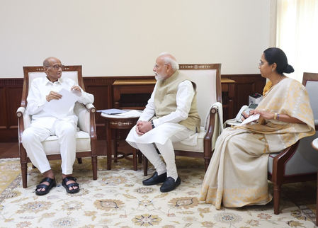विपक्ष के प्रदर्शन के बीच पीएम मोदी से मिले शरद पवार और सुप्रिया सुले विपक्ष के प्रदर्शन के बीच पीएम मोदी से मिले शरद पवार और सुप्रिया सुले