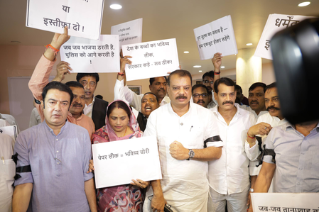 मध्य प्रदेश काली पट्टी बांधकर विधानसभा पहुंचे कांग्रेस विधायक मध्य प्रदेश काली पट्टी बांधकर विधानसभा पहुंचे कांग्रेस विधायक