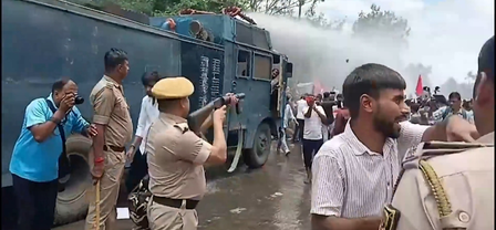 दिल्ली में लाठीचार्ज के विरोध में पटना में आइसा का मार्च, पुलिस से झड़प के बाद वाटर कैनन और आंसू गैस का इस्तेमाल दिल्ली में लाठीचार्ज के विरोध में पटना में आइसा का मार्च, पुलिस से झड़प के बाद वाटर कैनन और आंसू गैस का इस्तेमाल