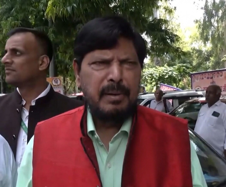 भाजपा सांसदों का विपक्ष पर तंज, कहा-सदन नियम से चलता है, सड़कों पर आंदोलन से नहीं