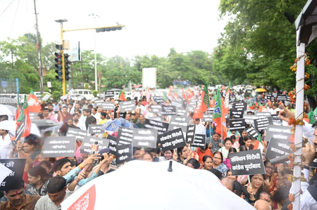 भोपाल में भाजपा नेता काले कपड़े पहनकर कांग्रेस दफ्तर घेरने सड़क पर उतरे भोपाल में भाजपा नेता काले कपड़े पहनकर कांग्रेस दफ्तर घेरने सड़क पर उतरे