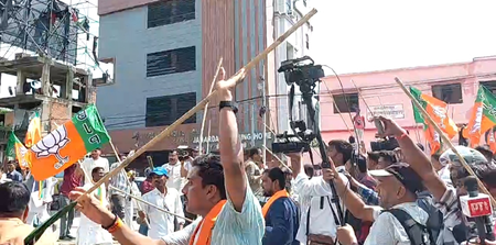 पटना में भाजपा-कांग्रेस कार्यकर्ताओं के बीच झड़प, चले ईंट-पत्थर; कई घायल पटना में भाजपा-कांग्रेस कार्यकर्ताओं के बीच झड़प, चले ईंट-पत्थर; कई घायल