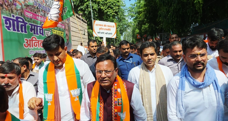 लखनऊ में कांग्रेस कार्यालय घेरने निकले भाजपा कार्यकर्ताओं को पुलिस ने रोका