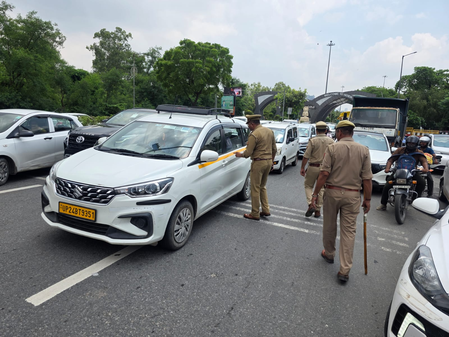 किसानों के जंतर-मंतर मार्च के आह्वान के बीच नोएडा-दिल्ली बॉर्डर पर हाई अलर्ट किसानों के जंतर-मंतर मार्च के आह्वान के बीच नोएडा-दिल्ली बॉर्डर पर हाई अलर्ट