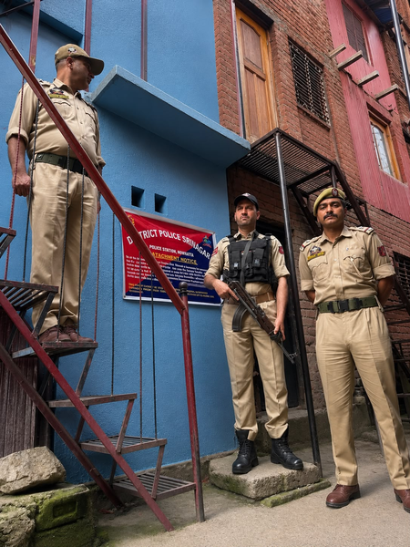 श्रीनगर पुलिस ने लगभग 700 ओवर ग्राउंड वर्कर्स को हिरासत में लिया श्रीनगर पुलिस ने लगभग 700 ओवर ग्राउंड वर्कर्स को हिरासत में लिया