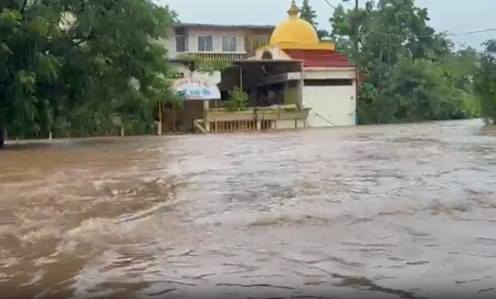 गुजरात भारी बारिश की वजह से कई जिलों में नदियां ऊफनाई, कावेरी नदी का जलस्तर 27 फीट तक पहुंचा गुजरात भारी बारिश की वजह से कई जिलों में नदियां ऊफनाई, कावेरी नदी का जलस्तर 27 फीट तक पहुंचा