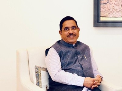 छात्रों के बीच भ्रम फैला रहे राहुल गांधी, 152 पेपर लीक के दावे पर प्रह्लाद जोशी ने उठाए सवाल