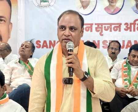 मध्य प्रदेश के डिंडोरी में पानी की बोतल में चढ़ाई गई ड्रिप अरुण यादव मध्य प्रदेश के डिंडोरी में पानी की बोतल में चढ़ाई गई ड्रिप अरुण यादव