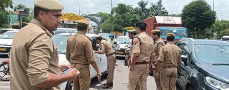 नोएडा-दिल्ली बॉर्डर पर सघन चेकिंग अभियान, हर संदिग्ध वाहन और व्यक्ति की हो रही गहन जांच नोएडा-दिल्ली बॉर्डर पर सघन चेकिंग अभियान, हर संदिग्ध वाहन और व्यक्ति की हो रही गहन जांच