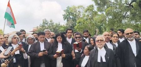 छात्रों के प्रदर्शन को सुप्रीम कोर्ट के वकीलों का मिला समर्थन छात्रों के प्रदर्शन को सुप्रीम कोर्ट के वकीलों का मिला समर्थन