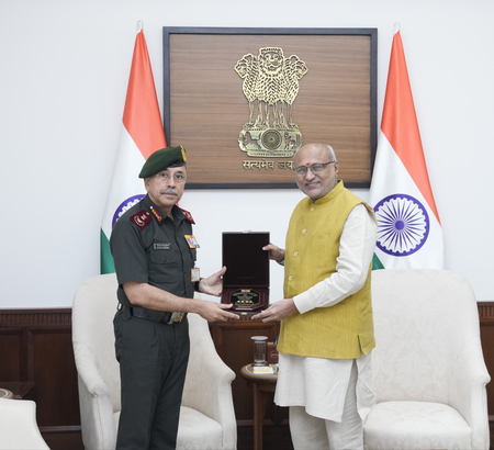 सीडीएस जनरल एनएस राजा सुब्रमणि ने उपराष्ट्रपति से शिष्टाचार भेंट की सीडीएस जनरल एनएस राजा सुब्रमणि ने उपराष्ट्रपति से शिष्टाचार भेंट की
