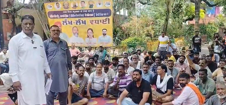 बरनाला में लाठीचार्ज के खिलाफ हड़ताल पर पंजाब के 25 हजार सफाई कर्मचारी, शहरों में गहरा सकता है कचरा संकट बरनाला में लाठीचार्ज के खिलाफ हड़ताल पर पंजाब के 25 हजार सफाई कर्मचारी, शहरों में गहरा सकता है कचरा संकट