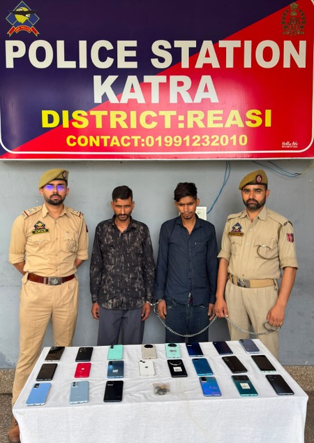 जम्मू-कश्मीर कटरा में मोबाइल चोरी करने वाले गिरोह का पर्दाफाश, 22 डिवाइस बरामद जम्मू-कश्मीर कटरा में मोबाइल चोरी करने वाले गिरोह का पर्दाफाश, 22 डिवाइस बरामद